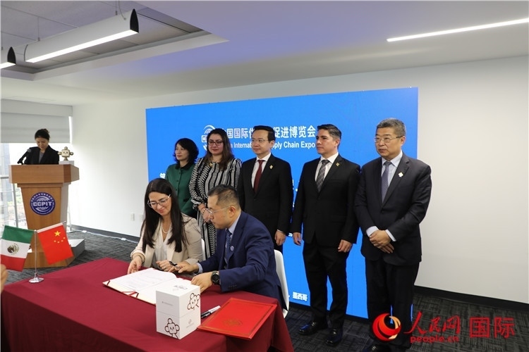 與會嘉賓簽署關(guān)于共同促進(jìn)墨西哥企業(yè)參加第二屆鏈博會合作備忘錄。人民網(wǎng) 埃內(nèi)斯托·多明戈斯攝