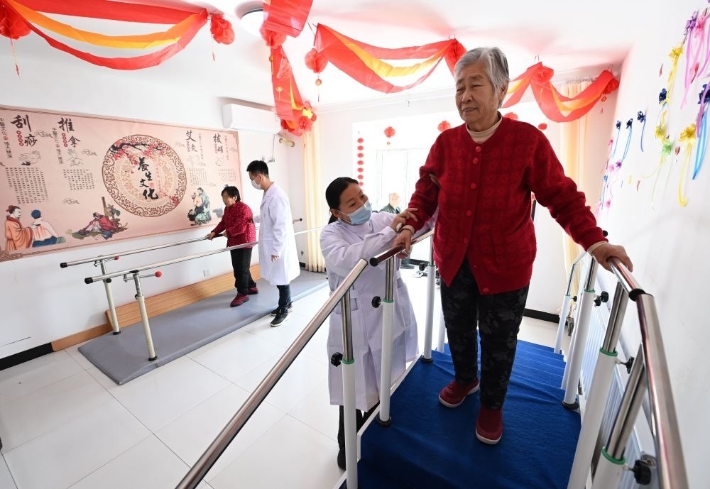 在河北省香河縣安平鎮(zhèn)運(yùn)河新村醫(yī)養(yǎng)中心，老年人在進(jìn)行康復(fù)訓(xùn)練（2024年2月29日攝）。新華社記者 王曉 攝