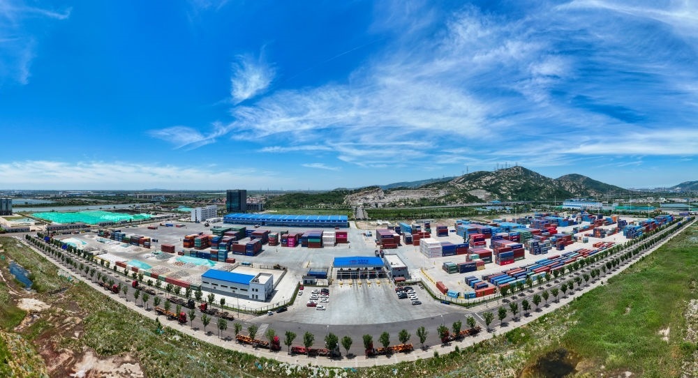 2024年6月26日拍攝的位于江蘇省連云港市連云區(qū)的上合組織（連云港）國際物流園內(nèi)的中國外運(yùn)集裝箱場站（無人機(jī)照片）。上合組織（連云港）國際物流園是連云港建設(shè)“一帶一路”交匯點(diǎn)強(qiáng)支點(diǎn)和上合組織國家出?；氐闹匾脚_載體。新華社記者 季春鵬 攝