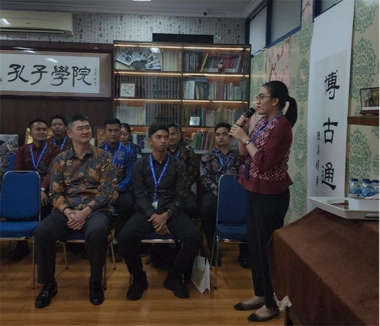 警察學(xué)員用漢語(yǔ)進(jìn)行自我介紹 。活動(dòng)主辦方供圖