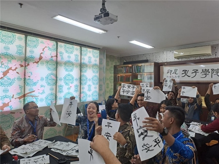 警察學(xué)員們展示書法學(xué)習(xí)成果?；顒?dòng)主辦方供圖