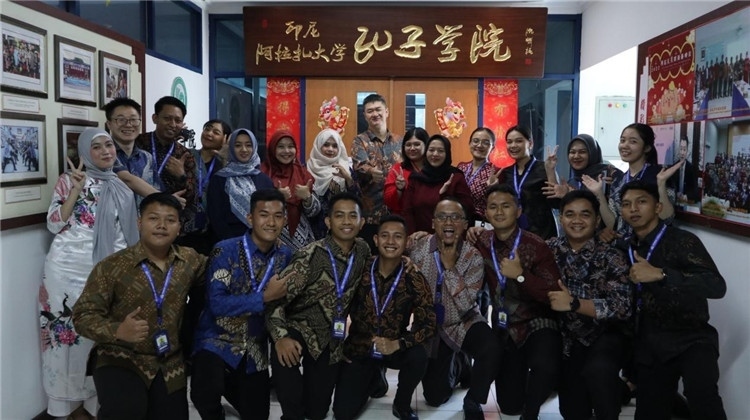 警察 學(xué)員們?cè)诳自洪T口合影?；顒?dòng)主辦方供圖