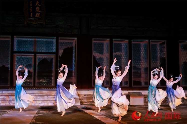 “光影北京——2024世界燈光師大會(huì)”開幕式當(dāng)晚的燈光秀表演。人民網(wǎng)記者 趙益普攝