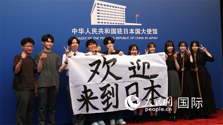 日本小大使現(xiàn)場書寫“歡迎來到日本”。人民網(wǎng) 許可攝