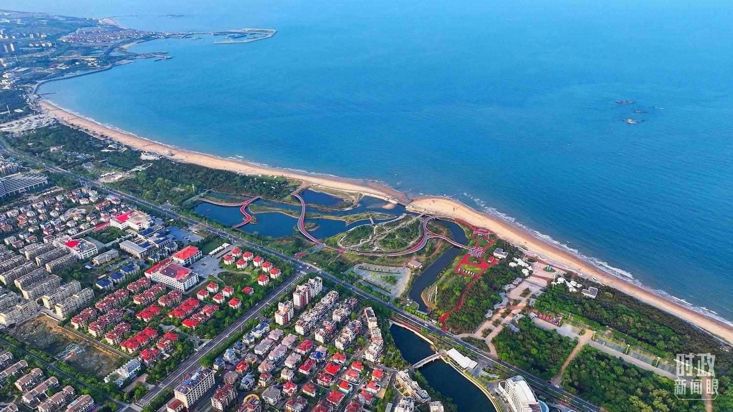 △日照市陽光海岸綠道。近年來，日照市對沿海裸露場地及岸線破損處進行生態(tài)修復，建成約28公里的陽光海岸綠道，為市民和游客提供了運動休閑好去處。（總臺央視記者范凱拍攝）