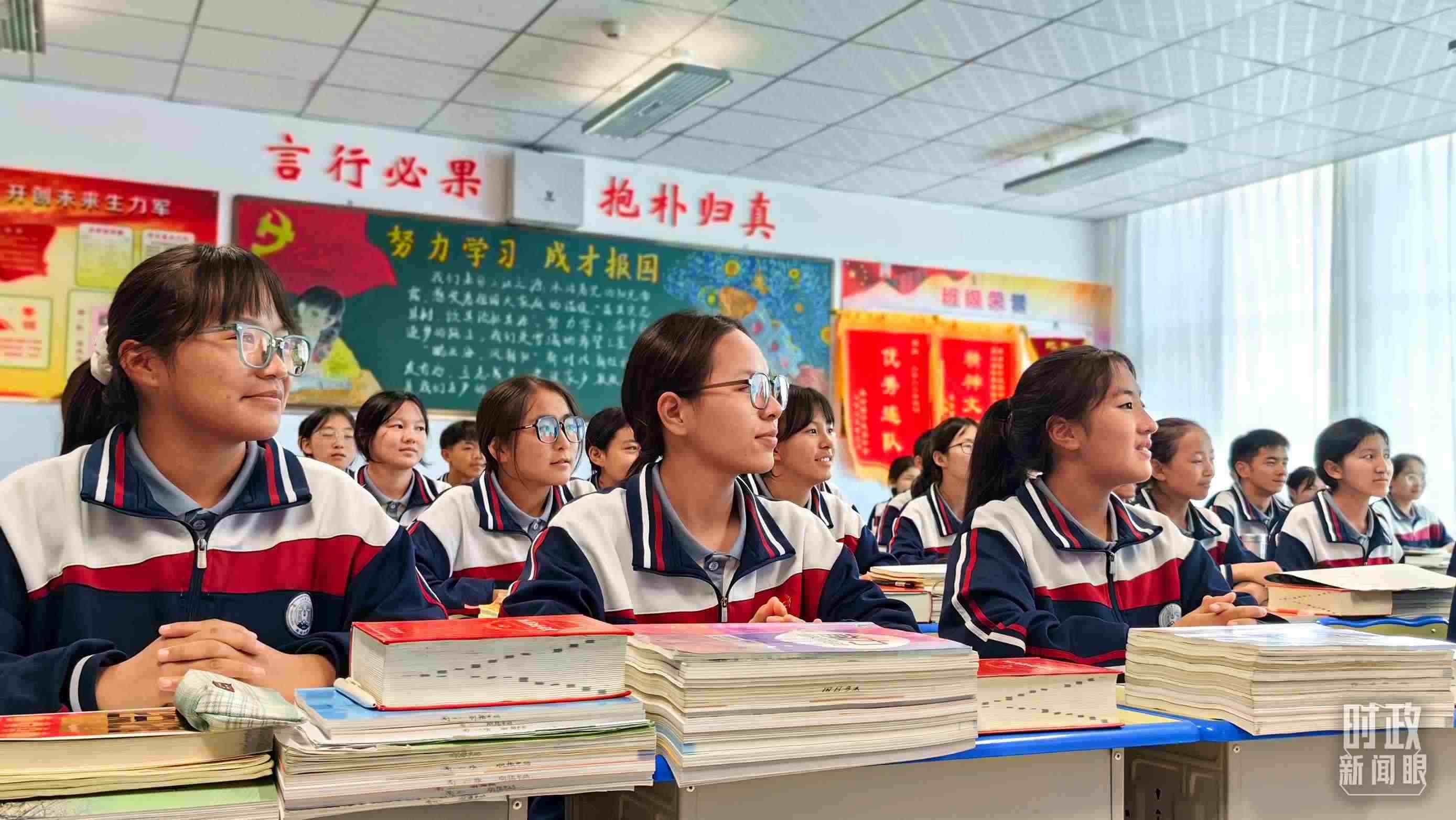 △果洛西寧民族中學高一（1）班的“新時代、新家鄉(xiāng)”主題思政課。（總臺央視記者段德文拍攝）
