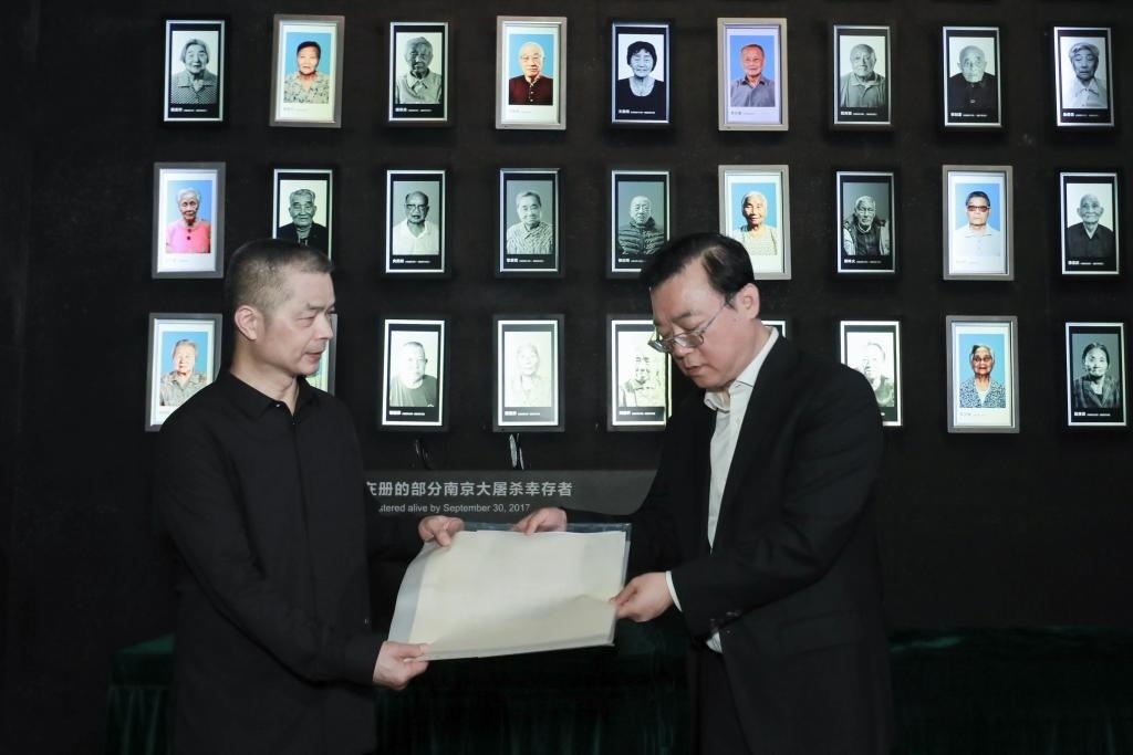 南京大屠殺幸存者高如琴的兒子向軍向侵華日軍南京大屠殺遇難同胞紀念館捐贈高如琴老人相關物品。（侵華日軍南京大屠殺遇難同胞紀念館供圖）