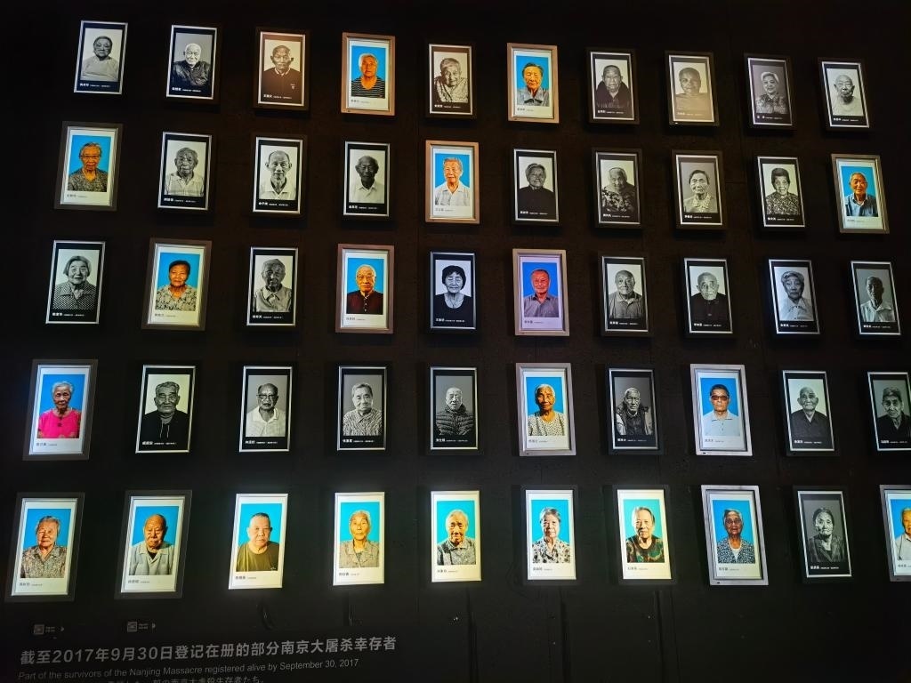 侵華日軍南京大屠殺遇難同胞紀念館內的幸存者照片墻局部。新華社記者邱冰清 攝