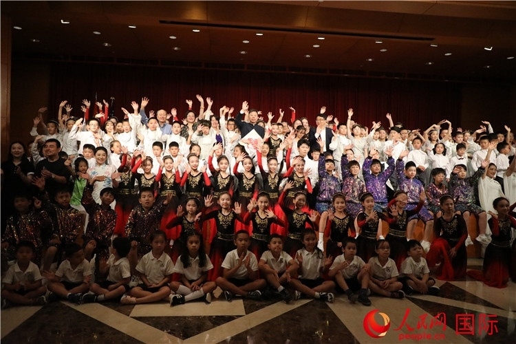 中美青少年藝術(shù)交流匯演活動(dòng)結(jié)束后，嘉賓們與學(xué)生們合影。人民網(wǎng)記者 李志偉攝