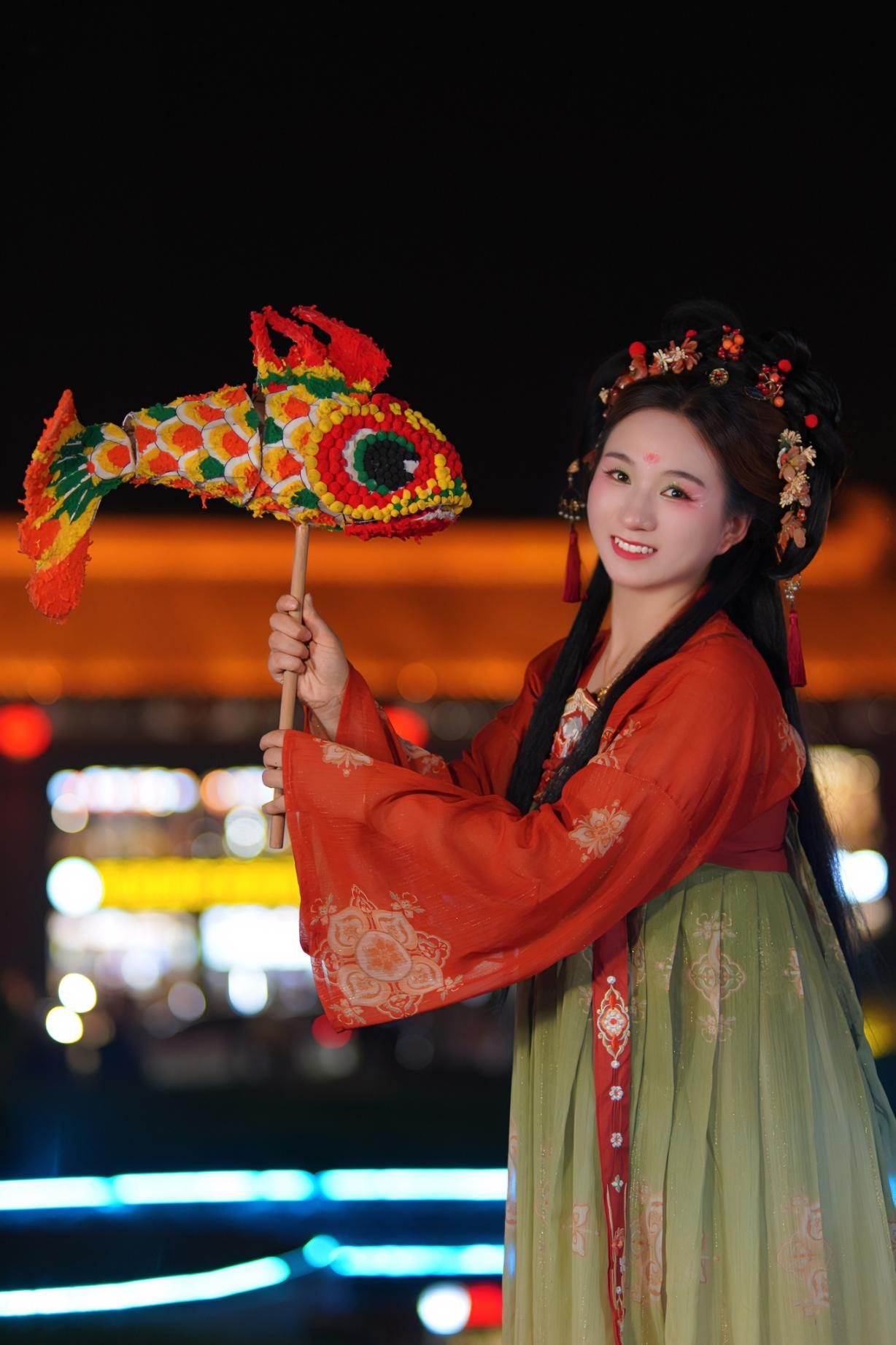 游客身穿漢服漫步在西安大唐不夜城。受訪者供圖