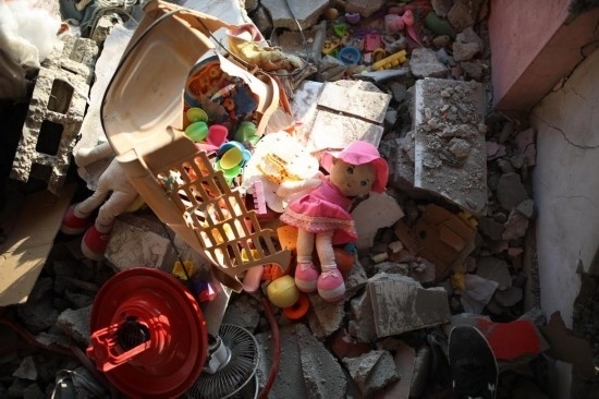 這是7月18日在加沙地帶中部努賽賴特難民營拍攝的遭到以軍襲擊的建筑廢墟。新華社發(fā)（馬爾萬·達(dá)烏德攝）