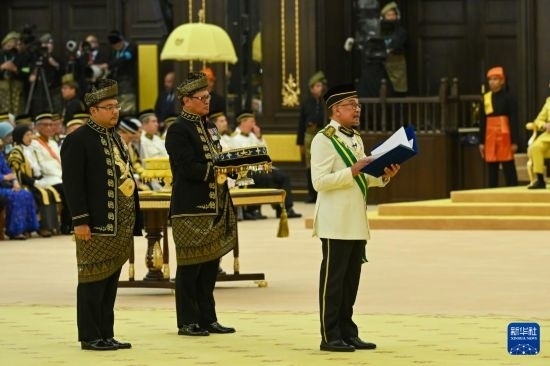  7月20日，馬來(lái)西亞總理安瓦爾（右）在吉隆坡出席最高元首登基儀式。新華社發(fā)（馬來(lái)西亞新聞局供圖）