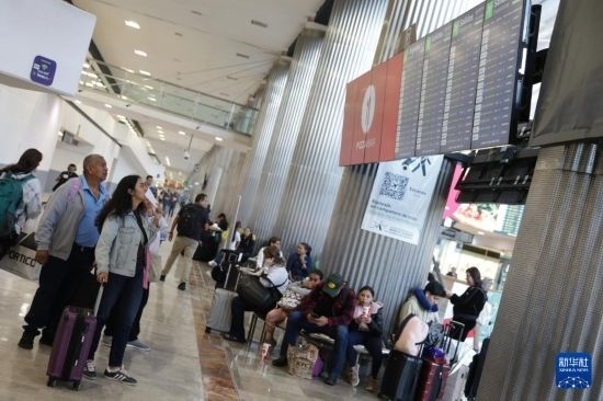 7月19日，在墨西哥首都墨西哥城的貝尼托·華雷斯國際機場，許多航班被延誤或取消，大量旅客在機場等待。新華社發(fā)（弗朗西斯科·卡涅多攝）