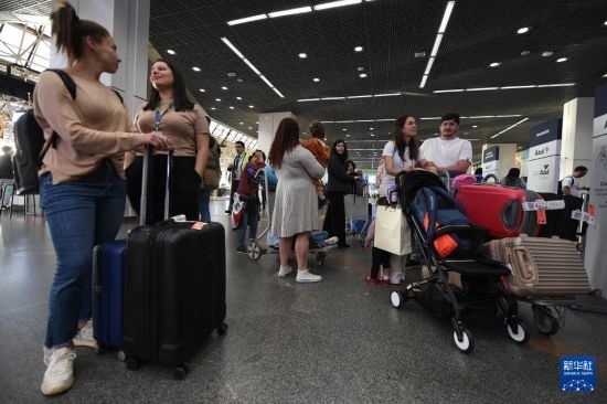 7月19日，受影響航班的旅客在巴西首都巴西利亞機場等待。新華社發(fā)（盧西奧·塔沃拉 攝）