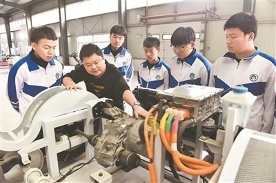 河北省威縣職業(yè)技術教育中心老師正在為學生講解電動汽車數(shù)字技術。新華社記者 朱旭東攝