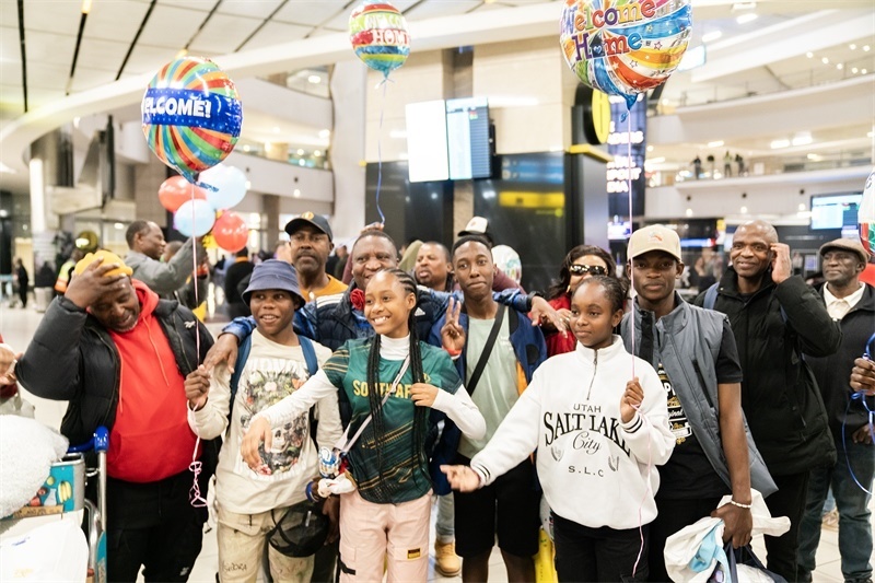 家長(zhǎng)們熱情歡迎從中國(guó)歸來(lái)的學(xué)生。希拉茲·莫林?jǐn)z