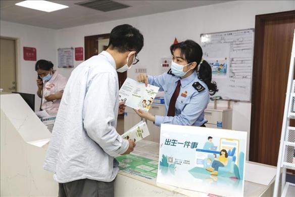 志愿者為葉先生介紹新生兒相關(guān)服務(wù)。云浮市稅務(wù)局供圖