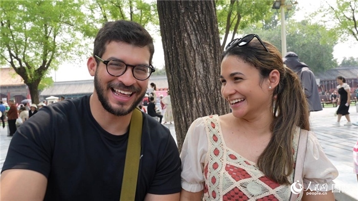 圖為巴拿馬籍游客阿德里安·岡薩雷斯（Adrian Gonzalez）（左）和丹尼斯·岡薩雷斯（Denisse Gonzalez）（右）。人民網(wǎng)記者 吳超嵐攝