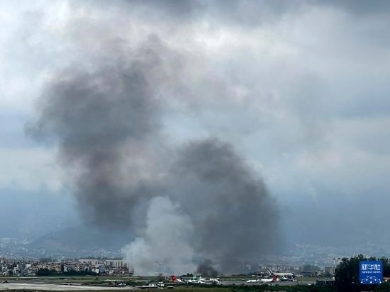 這是7月24日在尼泊爾加德滿都特里布萬機(jī)場(chǎng)拍攝的濃煙。目擊者說，一架飛機(jī)在尼泊爾加德滿都特里布萬機(jī)場(chǎng)墜毀。新華社/美聯(lián)