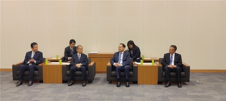 4月11日，楊萬明會(huì)長(zhǎng)在東京會(huì)見日中友好議員聯(lián)盟會(huì)長(zhǎng)二階俊博（左二）。中國(guó)人民對(duì)外友好協(xié)會(huì)供圖