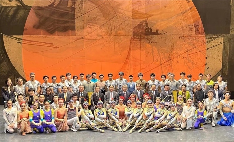 4月12日，中國(guó)人民對(duì)外友好協(xié)會(huì)會(huì)長(zhǎng)楊萬明、駐日大使吳江浩及來自36國(guó)70位駐日使節(jié)代表等現(xiàn)場(chǎng)觀看中國(guó)雜技團(tuán)東京公演。中國(guó)人民對(duì)外友好協(xié)會(huì)供圖