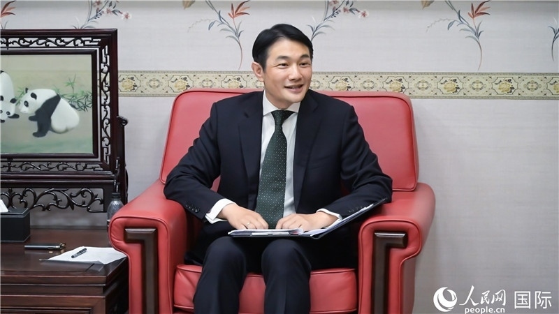 使館發(fā)言人畢海波公參介紹黨的二十屆三中全會(huì)情況并回答記者提問。人民網(wǎng) 郭錦標(biāo)攝