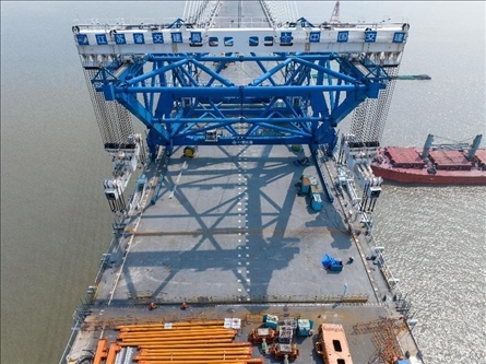 △ 圖為我國自主研發(fā)的世界最大噸位橋面吊機。