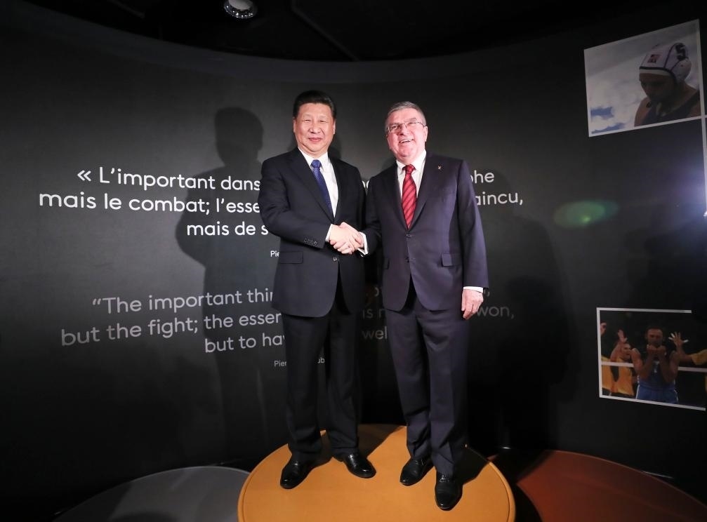 2017年1月18日，國家主席習近平在瑞士洛桑國際奧林匹克博物館會見國際奧林匹克委員會主席巴赫。這是習近平和巴赫在奧運冠軍領獎臺上合影。新華社記者 蘭紅光 攝