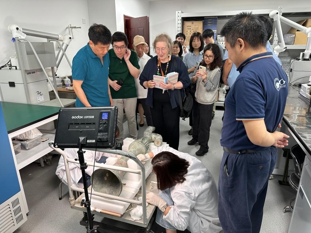 2024年5月28日，英國(guó)考古學(xué)家、牛津大學(xué)教授杰西卡·羅森在文物保護(hù)修復(fù)實(shí)驗(yàn)室觀摩文物。新華社發(fā)（四川省文物考古研究院供圖）