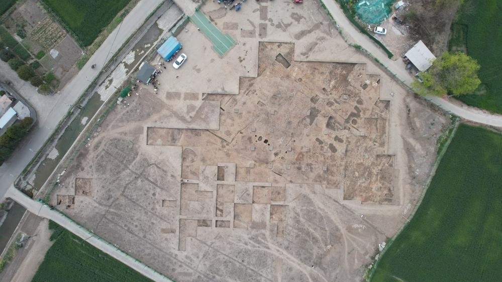 這是2024年3月23日拍攝的四川省廣漢市三星堆遺址發(fā)掘區(qū)（無(wú)人機(jī)照片）。新華社發(fā)（四川省文物考古研究院供圖）