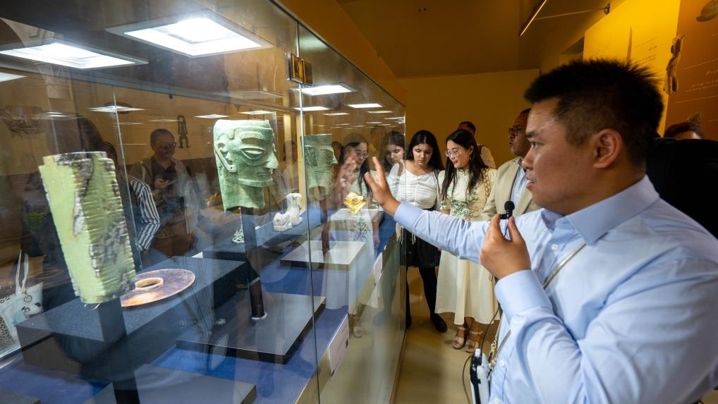 2024年6月14日，冉宏林在埃及開羅舉辦的“三星堆·金沙”主題數(shù)字展上向埃及公眾介紹三星堆文化。新華社發(fā)（四川省文物考古研究院供圖）