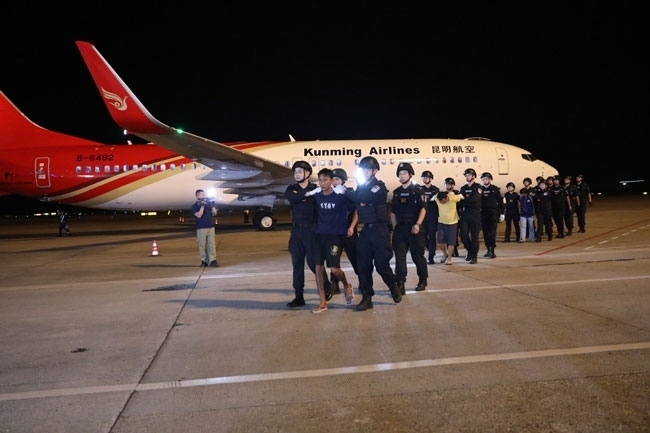 押解現(xiàn)場。公安部供圖