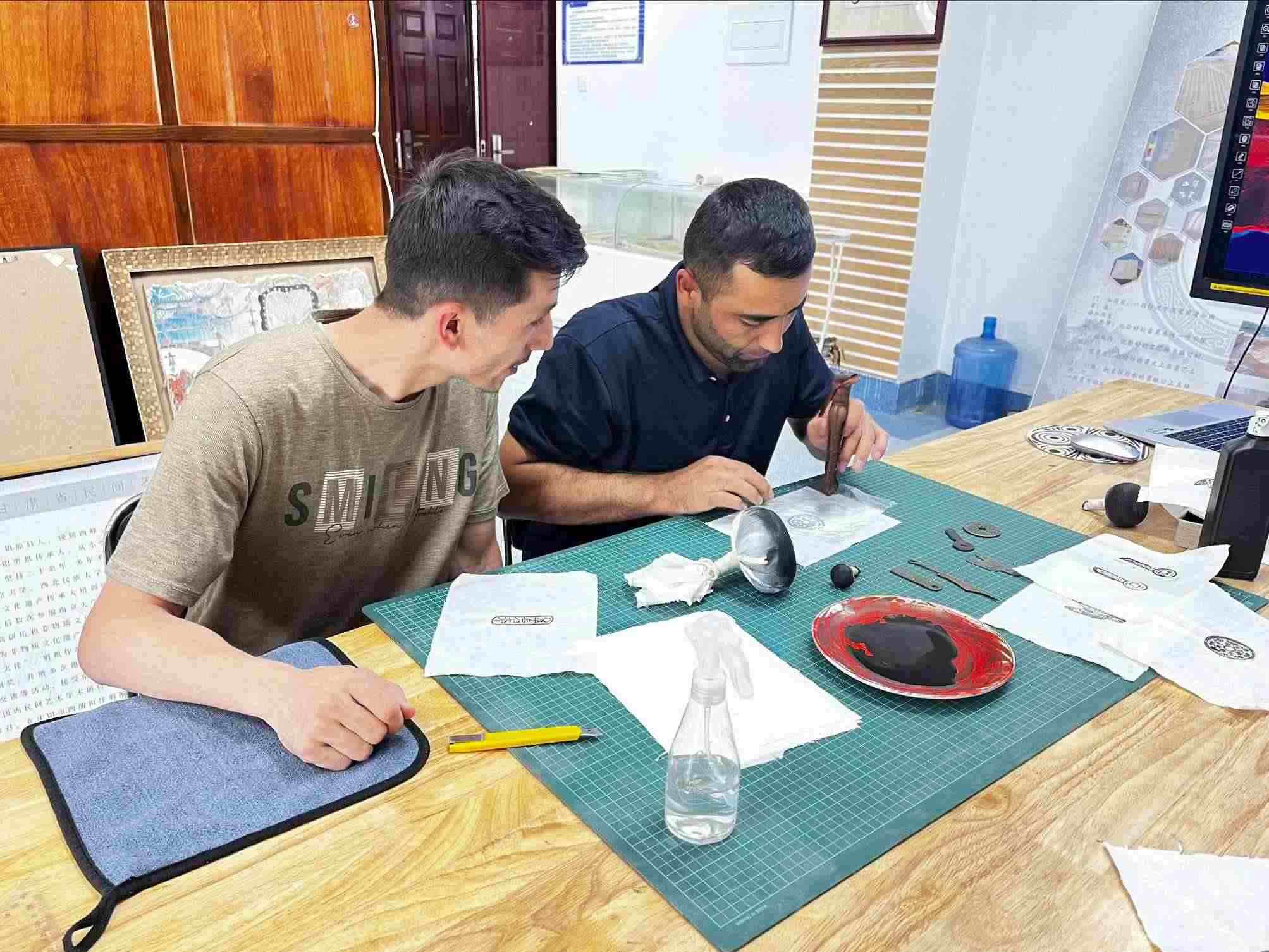 營(yíng)員們動(dòng)手體驗(yàn)“非遺”技藝。校方供圖