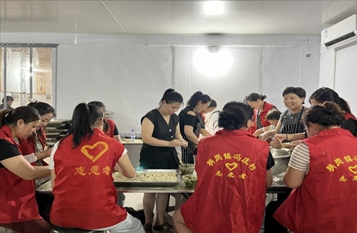 志愿者在以孝治家大食堂工作。（受訪者供圖）