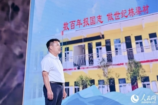 張玉滾分享用一根扁擔送孩子們走出大山的故事。人民網(wǎng)攝