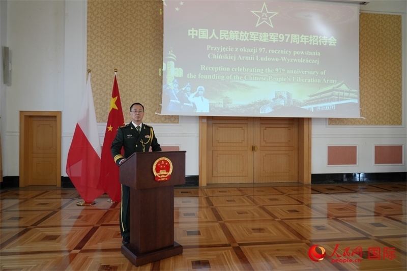 波蘭使館國(guó)防武官?gòu)堃笮T谡写龝?huì)上致辭。人民網(wǎng)記者 李增偉攝