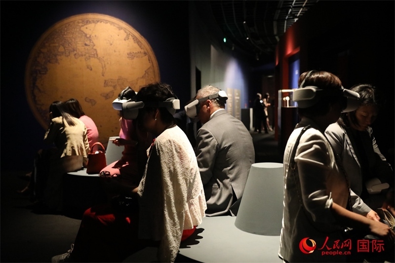 嘉賓在展覽“傳奇之旅：馬可·波羅與絲綢之路上的世界”VR體驗(yàn)區(qū)參觀。人民網(wǎng) 殷韜攝