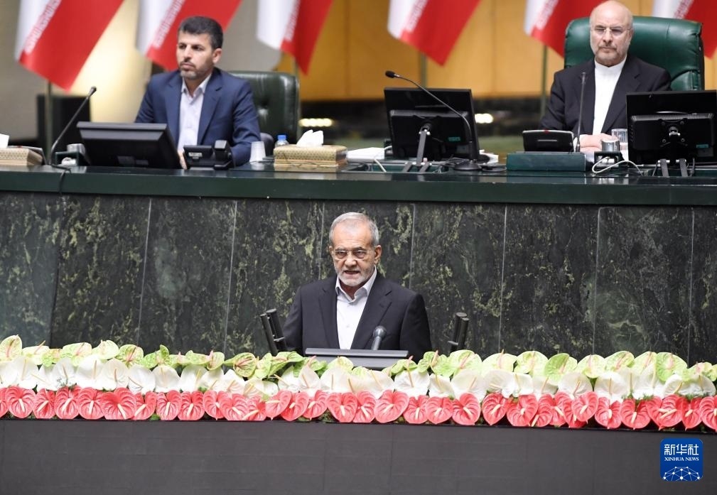 7月30日，佩澤希齊揚(yáng)（前）在伊朗德黑蘭的伊朗議會宣誓就任伊朗總統(tǒng)后發(fā)表就職演說。新華社記者 沙達(dá)提 攝