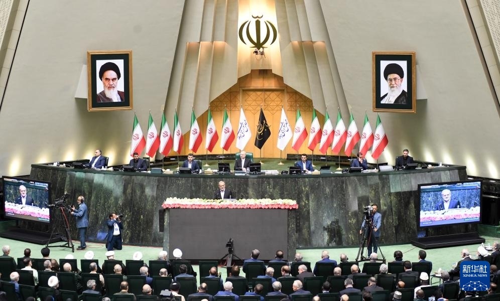 7月30日，佩澤希齊揚(yáng)（中）在伊朗德黑蘭的伊朗議會宣誓就任伊朗總統(tǒng)后發(fā)表就職演說。新華社記者 沙達(dá)提 攝