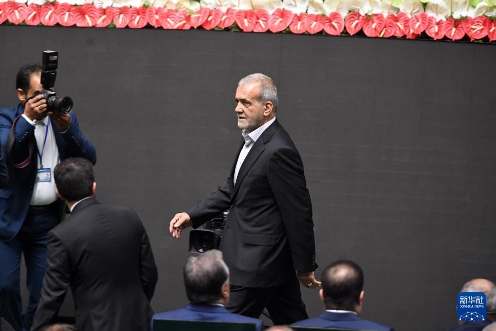 7月30日，在伊朗德黑蘭的伊朗議會，佩澤希齊揚(yáng)（中）抵達(dá)總統(tǒng)就職典禮現(xiàn)場。新華社記者 沙達(dá)提 攝