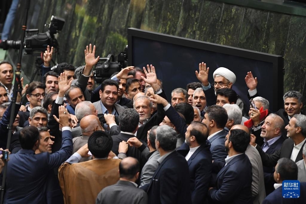7月30日，在伊朗德黑蘭的伊朗議會，佩澤希齊揚(yáng)（中）離開總統(tǒng)就職典禮現(xiàn)場時揮手致意。新華社記者 沙達(dá)提 攝