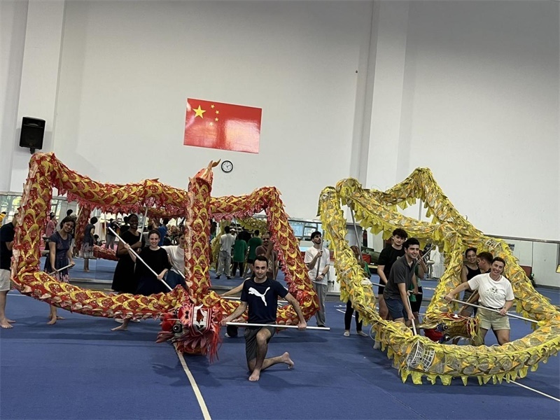 在中國和巴西共迎兩國建交50周年之際，巴西圣保羅州立大學(xué)孔子學(xué)院今年7月成功組織多批、近40名巴西青少年來華進(jìn)行短期訪問交流，圖為訪問團(tuán)成員在中國參加文化體驗(yàn)活動(dòng)。 巴西圣保羅州立大學(xué)孔子學(xué)院供圖