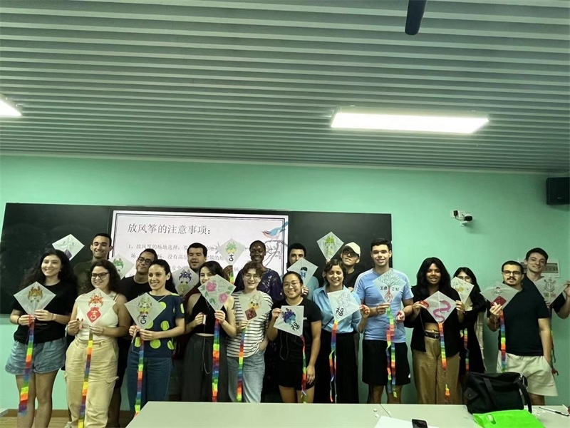 在中國和巴西共迎兩國建交50周年之際，巴西圣保羅州立大學(xué)孔子學(xué)院今年7月成功組織多批、近40名巴西青少年來華進(jìn)行短期訪問交流，圖為訪問團(tuán)成員參加文化體驗(yàn)活動(dòng)。 巴西圣保羅州立大學(xué)孔子學(xué)院供圖