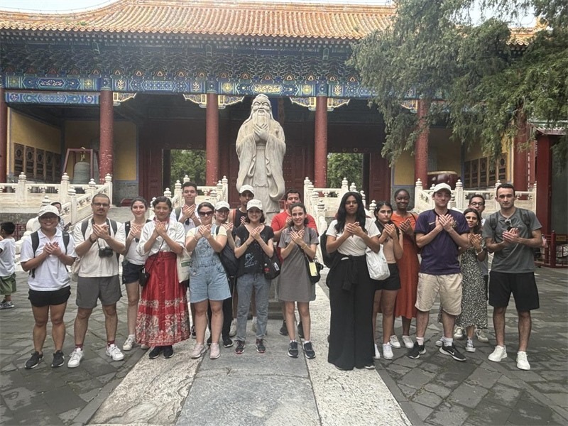 在中國和巴西共迎兩國建交50周年之際，巴西圣保羅州立大學(xué)孔子學(xué)院今年7月成功組織多批、近40名巴西青少年來華進(jìn)行短期訪問交流，圖為訪問團(tuán)成員參加文化體驗(yàn)活動(dòng)。 巴西圣保羅州立大學(xué)孔子學(xué)院供圖