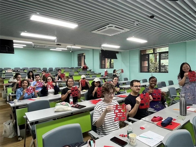 在中國和巴西共迎兩國建交50周年之際，巴西圣保羅州立大學(xué)孔子學(xué)院今年7月成功組織多批、近40名巴西青少年來華進(jìn)行短期訪問交流，圖為訪問團(tuán)成員參加文化體驗(yàn)活動(dòng)。 巴西圣保羅州立大學(xué)孔子學(xué)院供圖