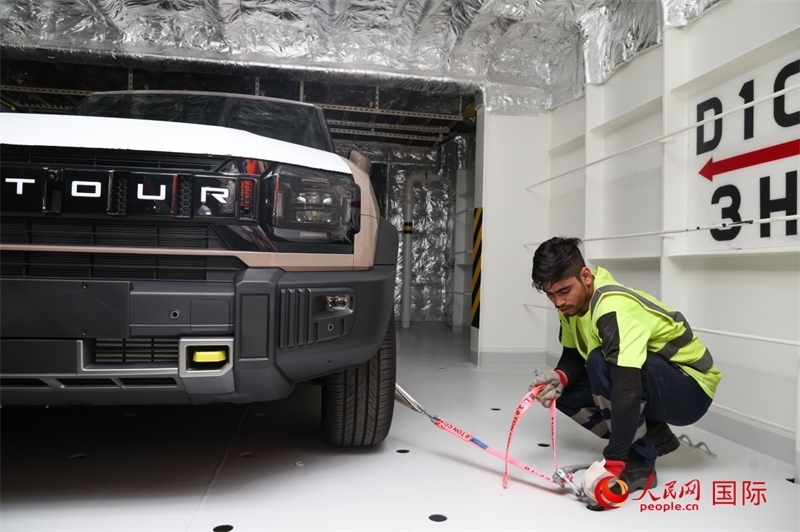 工人正在進行卸車作業(yè)。人民網(wǎng)記者任皓宇攝