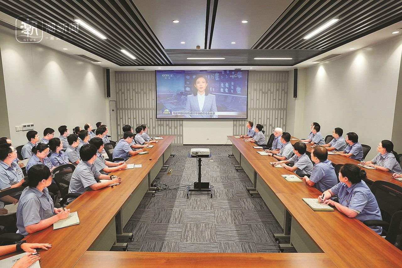 2024年8月1日晚，寧波永新光學(xué)股份有限公司員工集體觀看央視《新聞聯(lián)播》關(guān)于國家主席習(xí)近平給包陪慶、曹其鏞等祖籍寧波的香港企業(yè)家回信的報道。潮新聞記者 賀元凱 彭鵬 周旭輝 攝