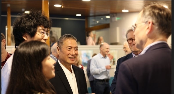 盧中見(jiàn)與嘉賓交流中國(guó)畫(huà)。許晉熙攝