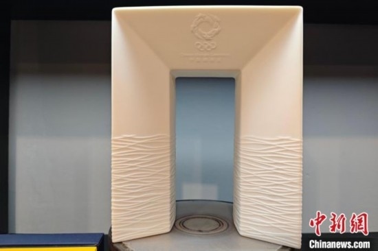 白瓷作品《凱旋尊》巧妙融合了法國與中國最具象征意義的藝術(shù)形式和元素進(jìn)行再創(chuàng)造。 吳冠標(biāo) 攝