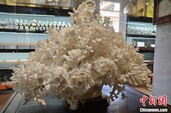 福建德化陶瓷以“白”見長，因白如雪、明如鏡、薄如紙、聲如磬、潤如玉而享譽(yù)世界。 吳冠標(biāo) 攝